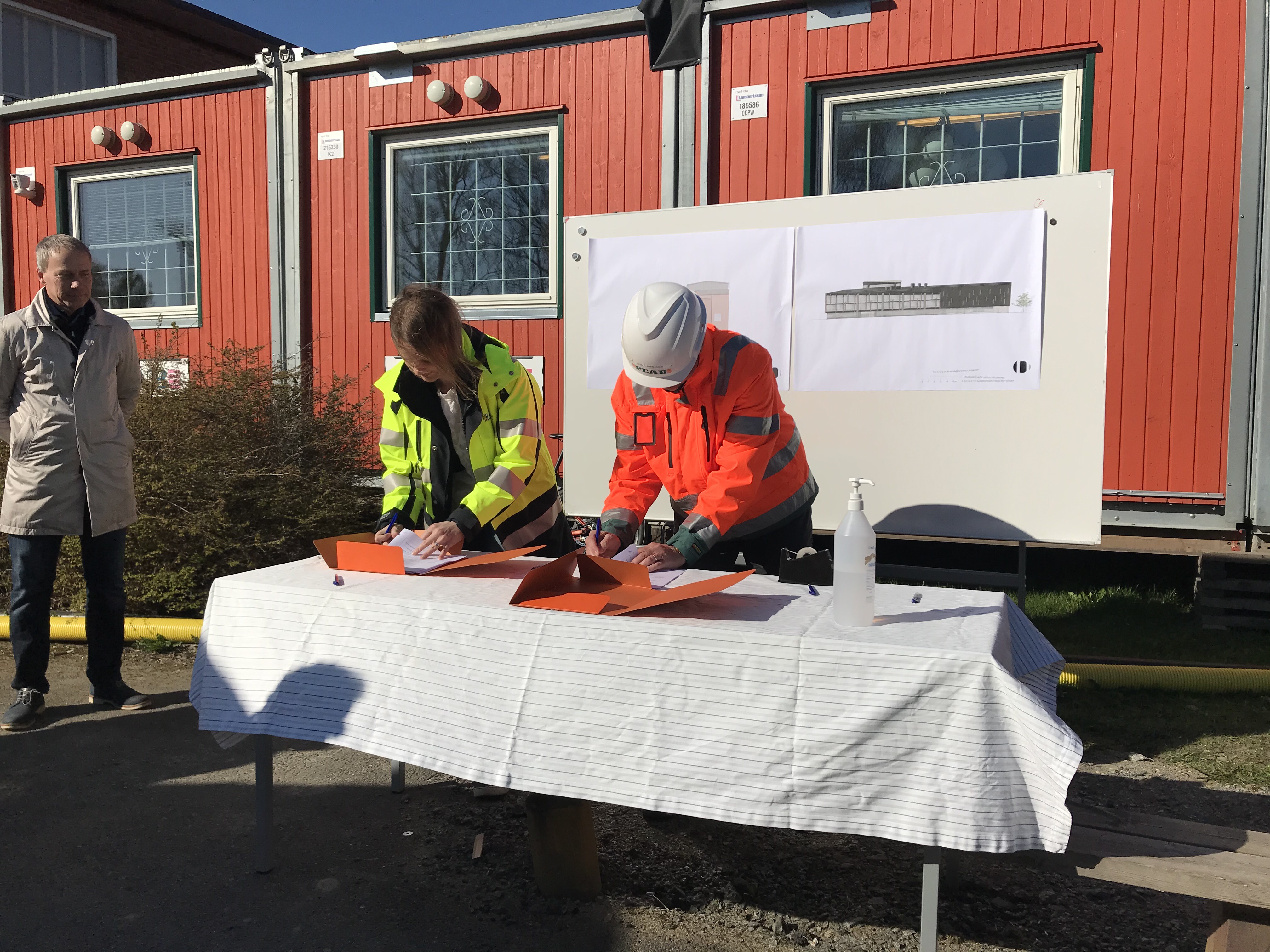 Foto vid signering av kontrakt