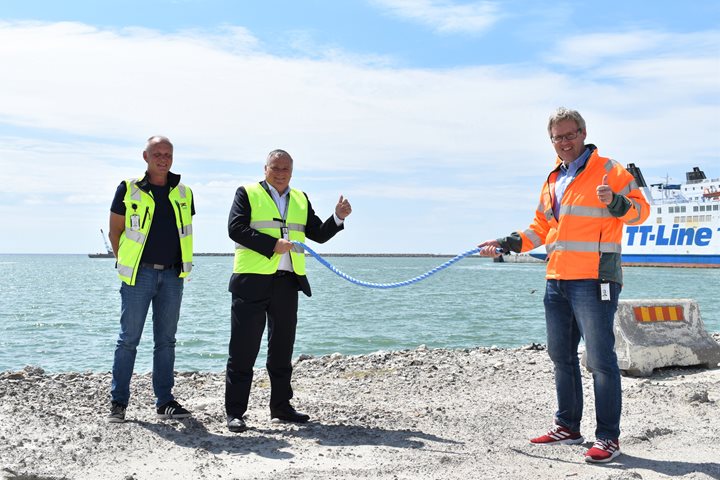 Från vänster Ulf Sonesson, Landlordchef Trelleborgs Hamn, Jörgen Nilsson ,vd Trelleborgs Hamn, Patrik Magnusson, ombud Peab Anläggning